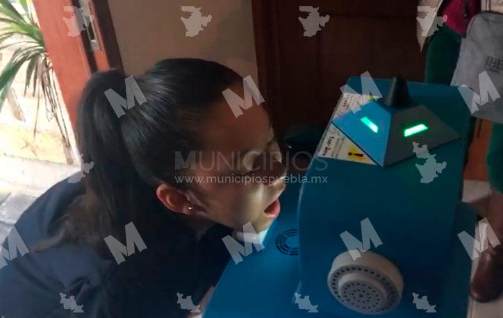 VIDEO Con robot buscan prevenir contagios de covid en escuela de San Pedro Cholula