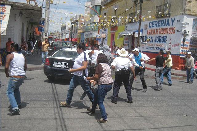 Entre heridos y detenidos, Texmelucan saca ambulantes de calles