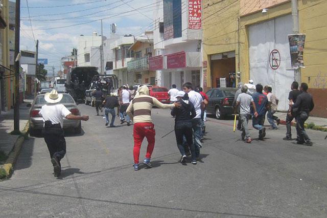 Entre heridos y detenidos, Texmelucan saca ambulantes de calles