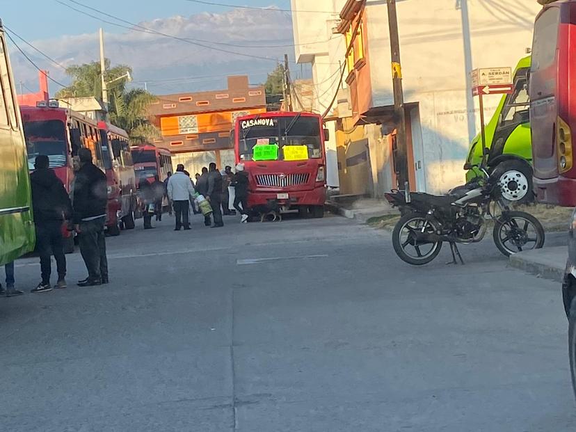 Transportistas de Los Rojos cierran la federal México-Puebla