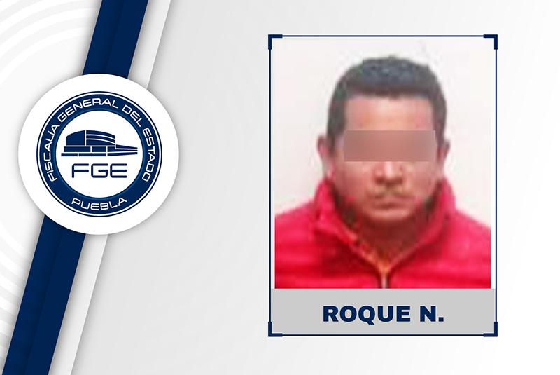 Policía azota a detenido en poste y lo golpea a morir en separos de Cuetzalan