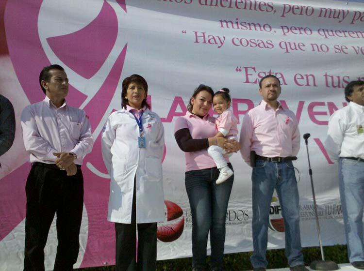 Cientos de mujeres y hombres realizan lazo rosa contra el cáncer de mama