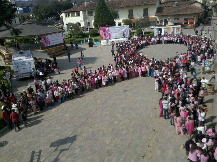 Cientos de mujeres y hombres realizan lazo rosa contra el cáncer de mama