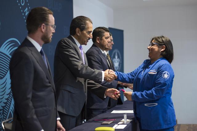 Rector y alcalde entregan Pulseras Rosas en la BUAP