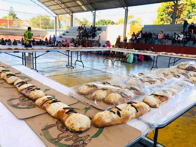 Barrios de Izúcar conservan tradición de partir rosca de reyes