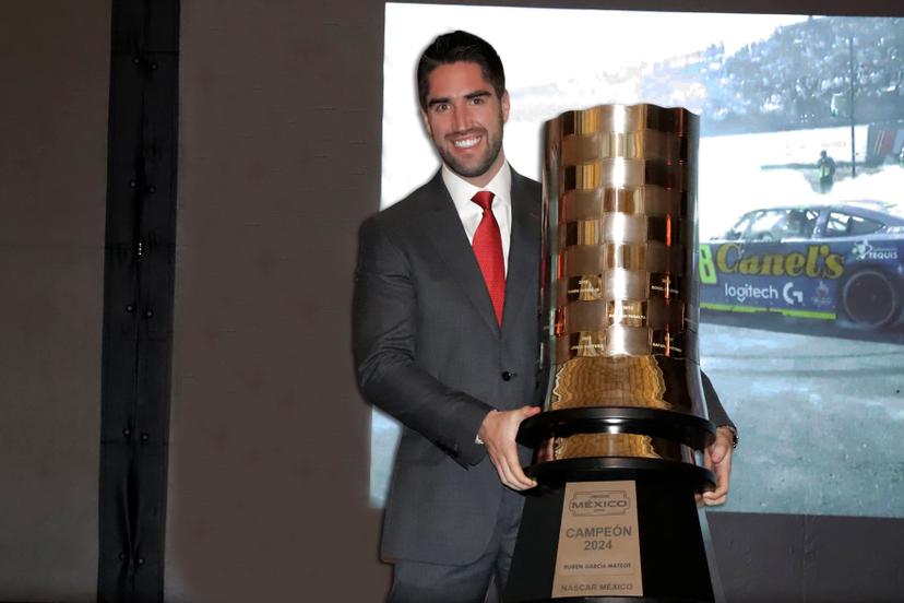 Premian al pentacampeón de NASCAR México, Rubén García Jr.