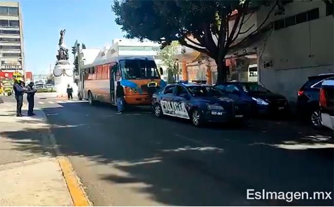 Agarran a menor de edad conduciendo camión del transporte público en la avenida Juárez