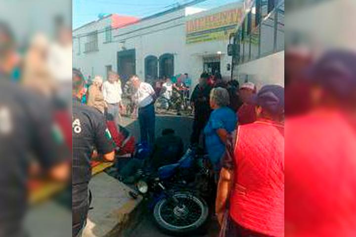 Embiste ruta 100 a familia que viajaba en motocicleta en Amozoc