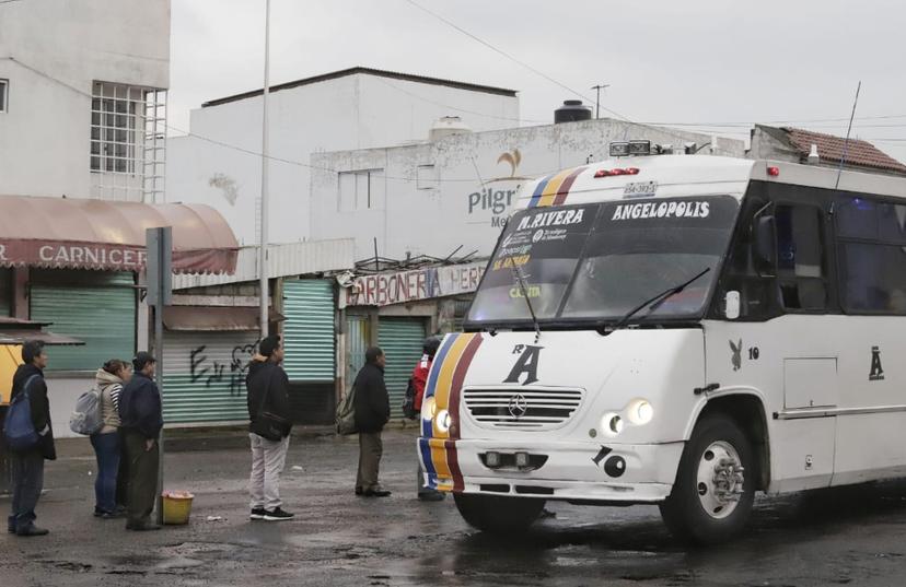 Taxistas se benefician por paro parcial de transporte público