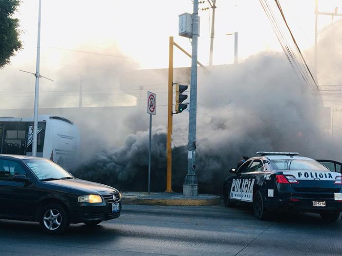 RUTA se descompone y deja humareda sobre 11 sur, en Puebla