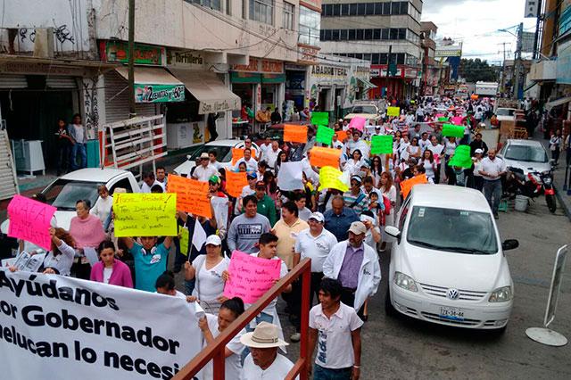 Cientos exigen en las calles renuncia del alcalde de Texmelucan