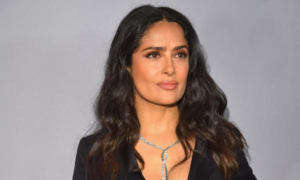 Salma Hayek impacta con vestido negro y mini cintura