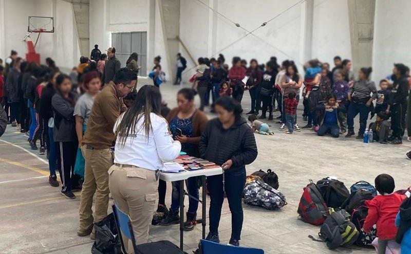 Frenan a 226 migrantes trasladados en la caja de un tractocamión