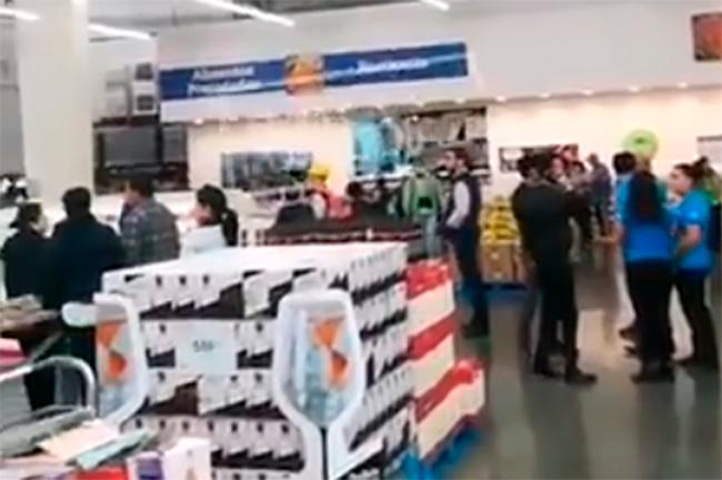 Grupo armado rompe vitrinas y roba celulares en Sams La Noria, en Puebla