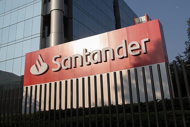 Reportan usuarios fallas en tarjetas y cajeros de banco Santander