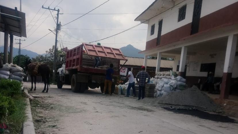 Acusan a candidata a la alcaldía de Tepatlán de entregar apoyos durante veda electoral