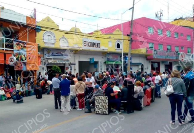 VIDEO Acorralan a la alcaldesa de Texmelucan y buscan sacarla por la azotea