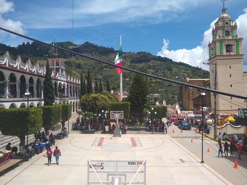 Ayuntamiento de Zoquitlán obliga a trabajadores a vender boletos para baile 