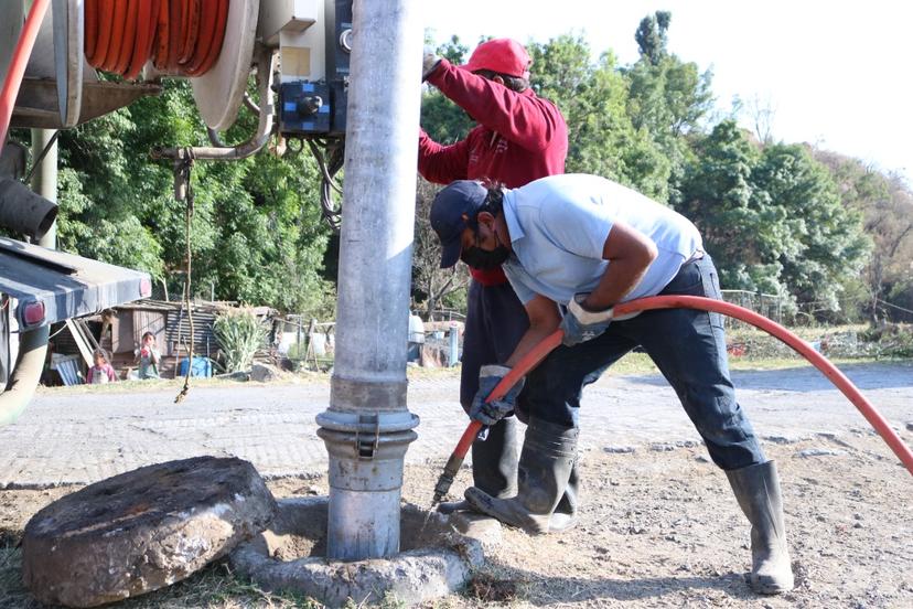 Realiza CEASPUE desazolve en alcantarillado y fosas sépticas de San Juan Tianguismanalco