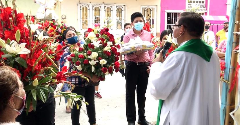 Migrante recibe milagro y viste a Santiago Apóstol en Izúcar