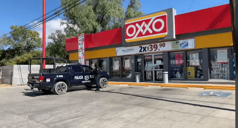 Por detener a cuatro asaltantes de Oxxo, chocan patrulla en Tehuacán