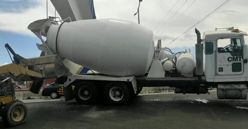 VIDEO Esta revolvedora estuvo a punto de volcar en Periférico Ecológico