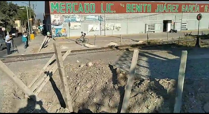 Con zanjas y alambre, restringe Ferrosur calle de Tehuacán