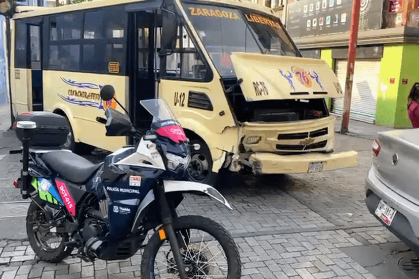 Ruta 76 embiste a auto en centro histórico de Puebla; hay 4 mujeres heridas