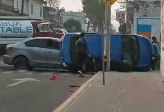 Auto termina volcado tras choque en la colonia Guadalupe Hidalgo