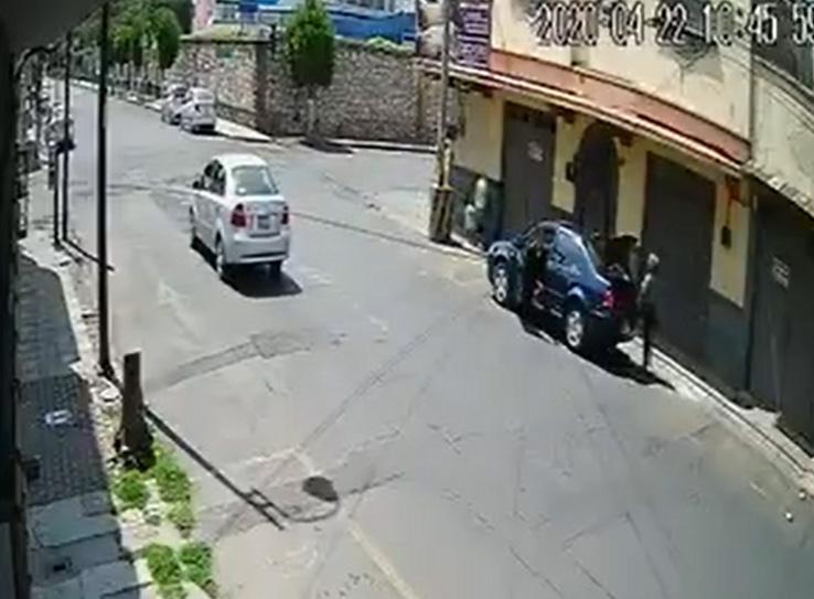 VIDEO Se salva de ser secuestrada en pleno centro histórico de Puebla