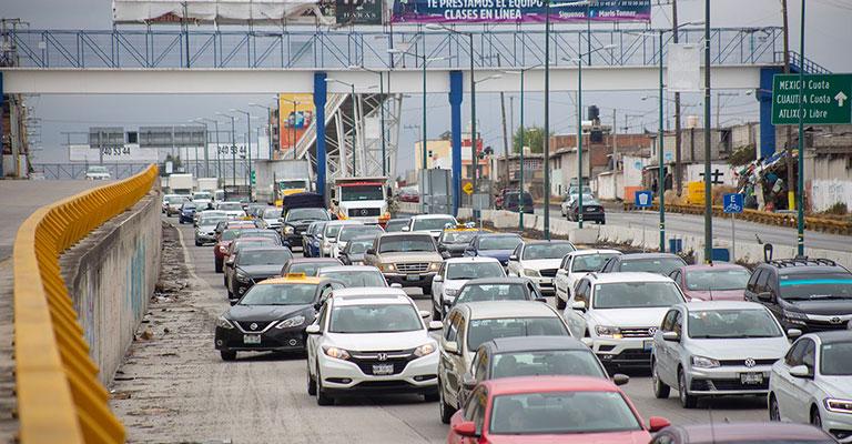 Por poco, pero los papás pasan más tiempo en el auto