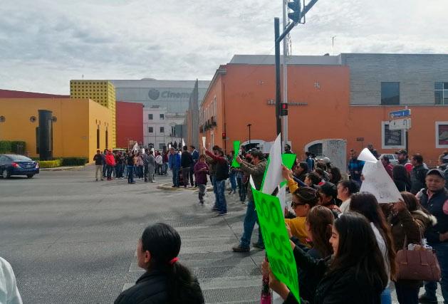 Ex trabajadores del Seguro Popular bloquean bulevar 5 de mayo