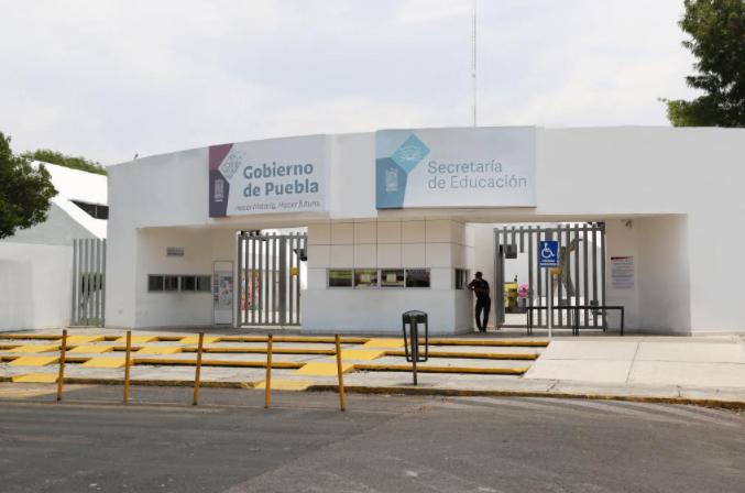 Por posible brote de covid desalojan la SEP en Puebla