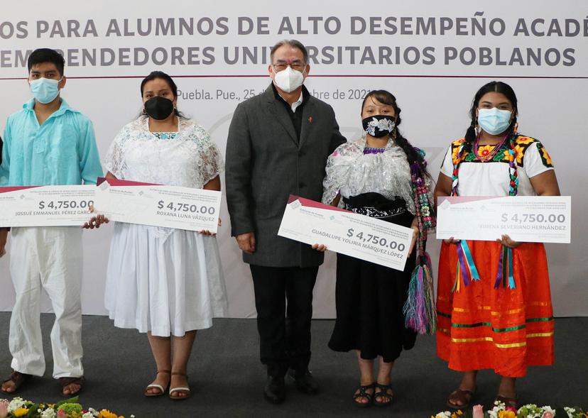 Entrega SEP estímulos a 188 estudiantes universitarios destacados