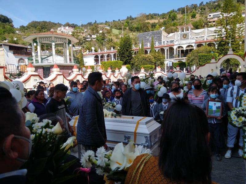 VIDEO Con globos y música, despiden a María Isabel, niña asesinada en Zoquitlán 