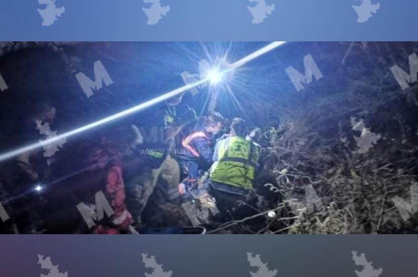 Rescatan a familia que cayó a un barranco en camino de la Sierra Negra 