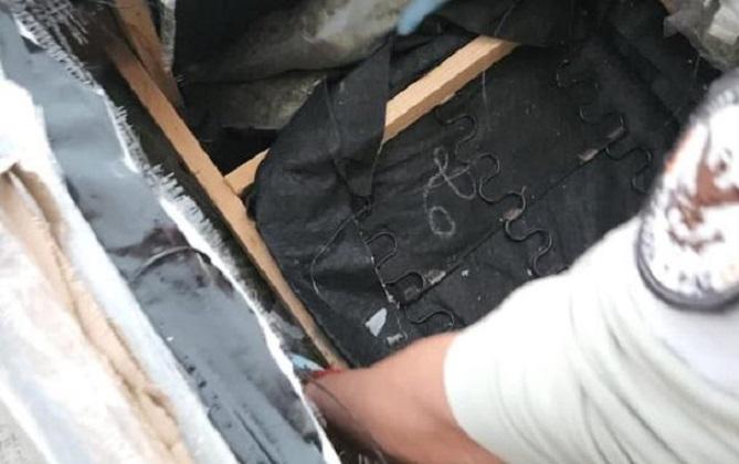Descubren en Jalisco 70 paquetes de marihuana ocultos en ¡sillones!