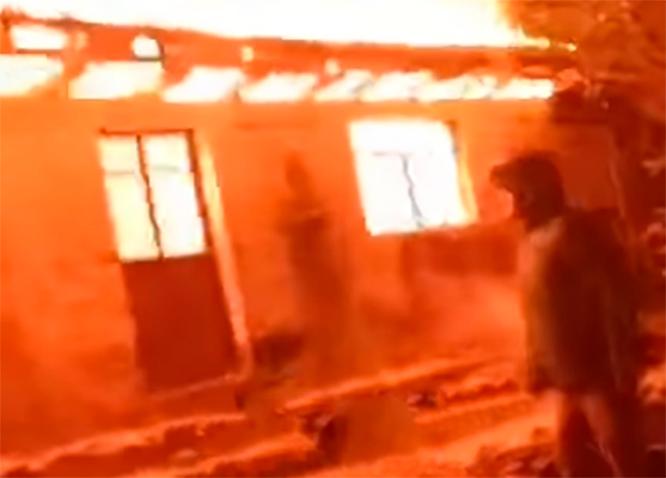 Incendio consume vivienda entera en Caxhuacan