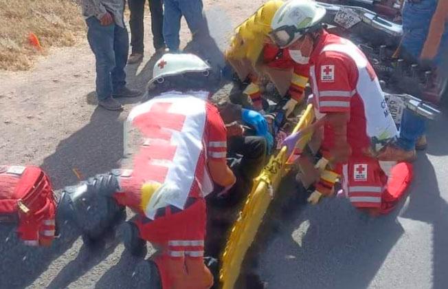 Reportan grave a motociclista tras derrapar sobre la Tehuacán-Huajuapan