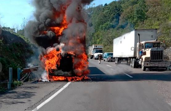 Se calcina tráiler en la México-Veracruz y cierran paso en la caseta de Esperanza