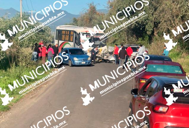 Choque deja una persona prensada y daños materiales a vehículos en Huejotzingo