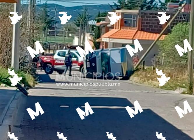 Se roban camioneta y en huida ladrones terminan volcados en Acajete