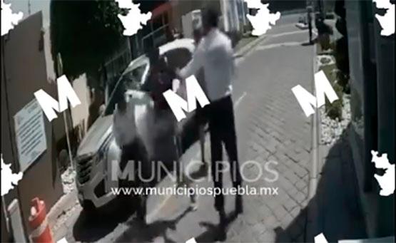 VIDEO Padre e hijo golpean a vigilante del Fraccionamiento Arboledas del Pedregal