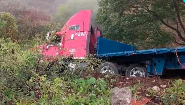 Por piso mojado y neblina tráiler cae en zanja en autopista a Atlixco