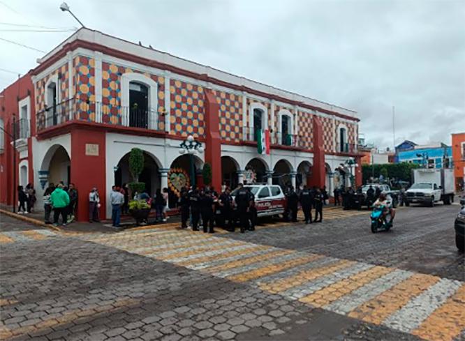 Policías de Izúcar se manifiestan en Casa Colorada