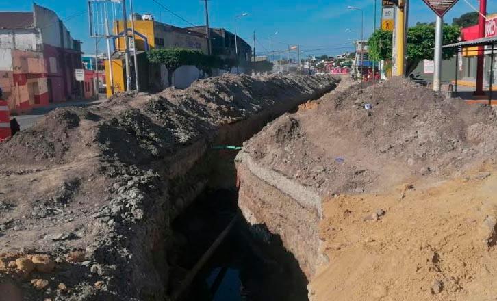 Por obras del Eje Poniente se quedan sin agua vecinos de dos colonias de Izúcar  