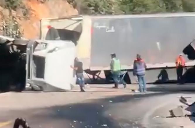 VIDEO Chocan tráileres en Cumbres de Maltrata y queda bloqueada la México-Veracruz