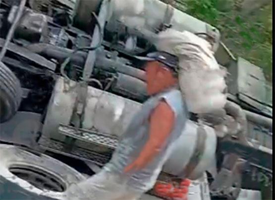 Volcadura de tráiler cargado con cemento en Oaxaca deja un prensado y rapiña