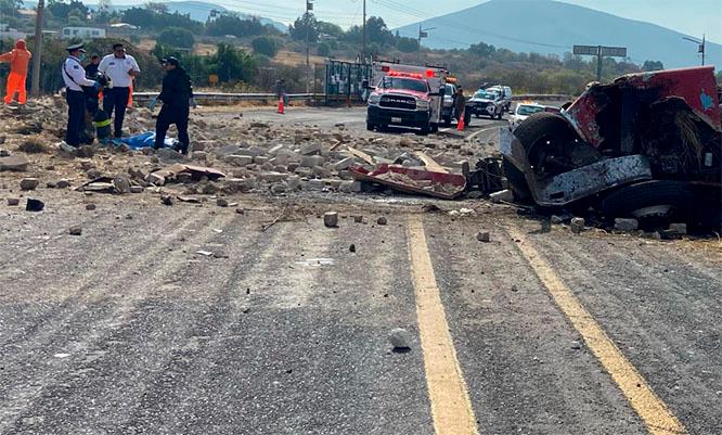 Tráiler se queda sin frenos y choca en Atlixco: hay un muerto