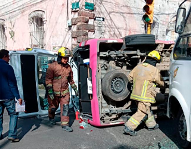 Choque entre rutas deja 14 lesionados en el centro histórico de Puebla